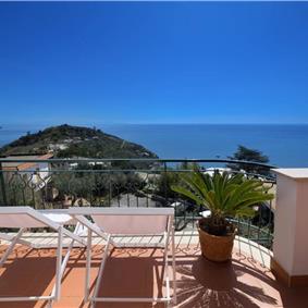 4 bedroom with pool and panoramic sea views near Serrento, sleeps 10